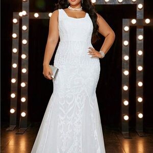 Elegant White Wedding/Balll/Prom Dress